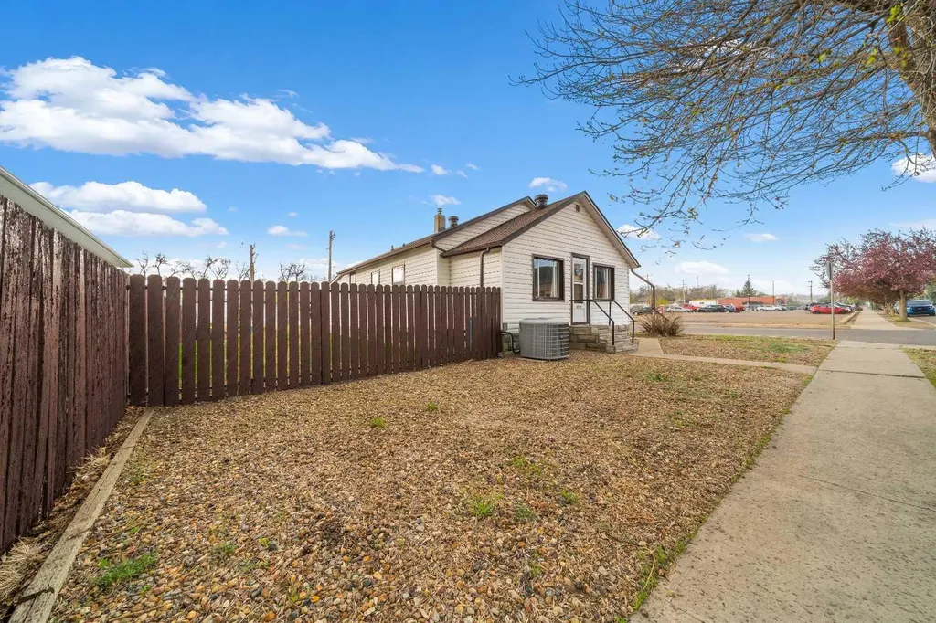801B 2 Street SE Medicine Hat AB T1A0E7