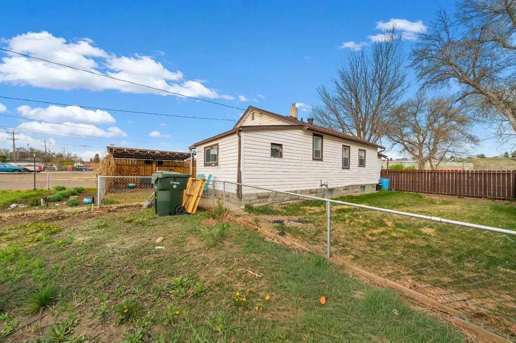 801B 2 Street SE Medicine Hat AB T1A0E7