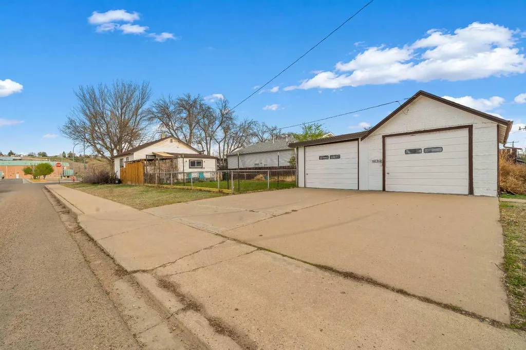 801B 2 Street SE Medicine Hat AB T1A0E7