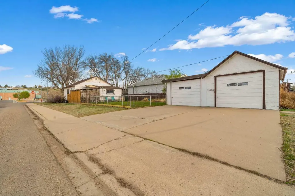 801B 2 Street SE Medicine Hat AB T1A0E7
