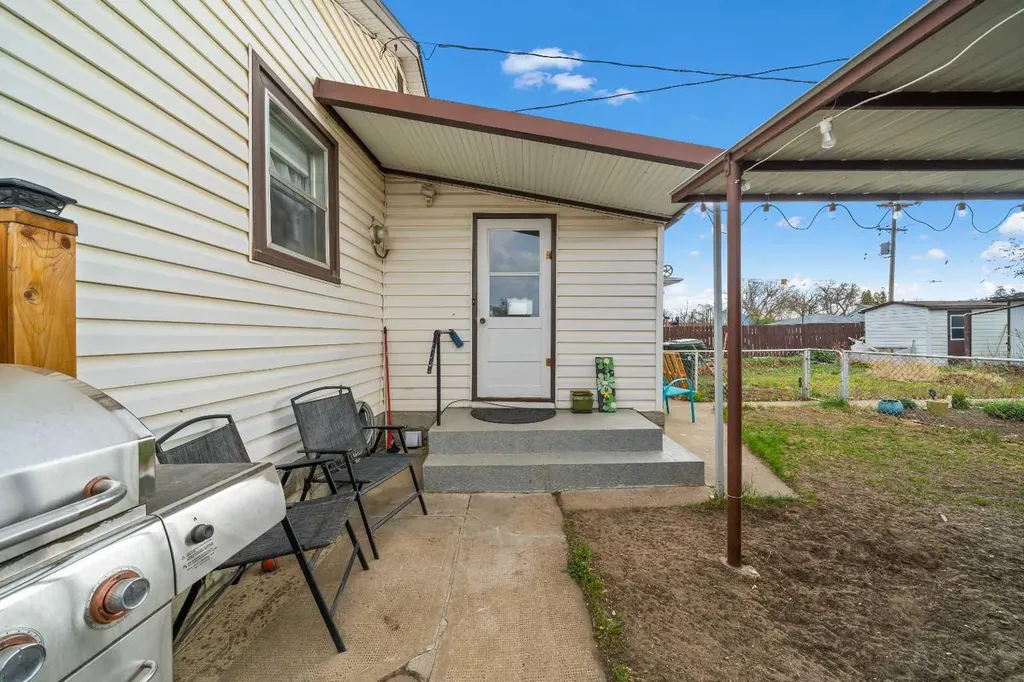 801B 2 Street SE Medicine Hat AB T1A0E7