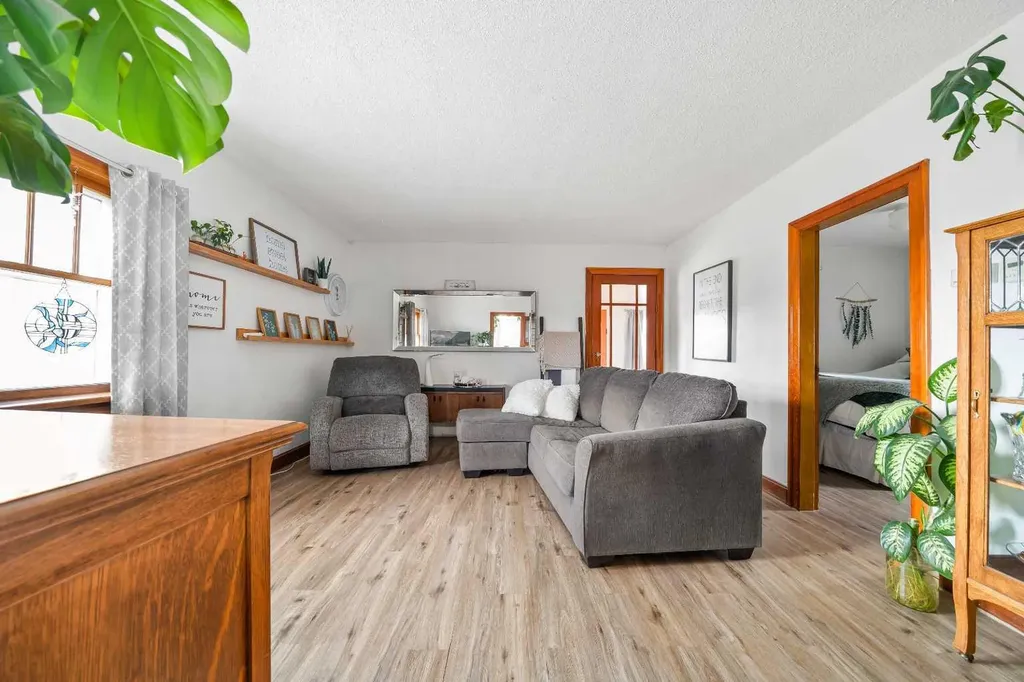 801B 2 Street SE Medicine Hat AB T1A0E7
