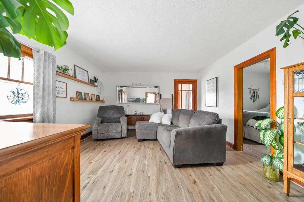 801B 2 Street SE Medicine Hat AB T1A0E7