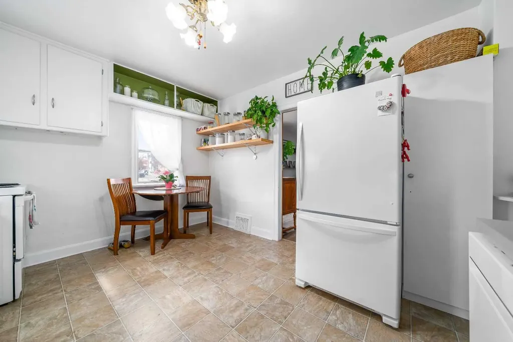 801B 2 Street SE Medicine Hat AB T1A0E7