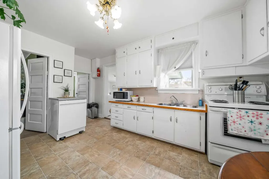 801B 2 Street SE Medicine Hat AB T1A0E7