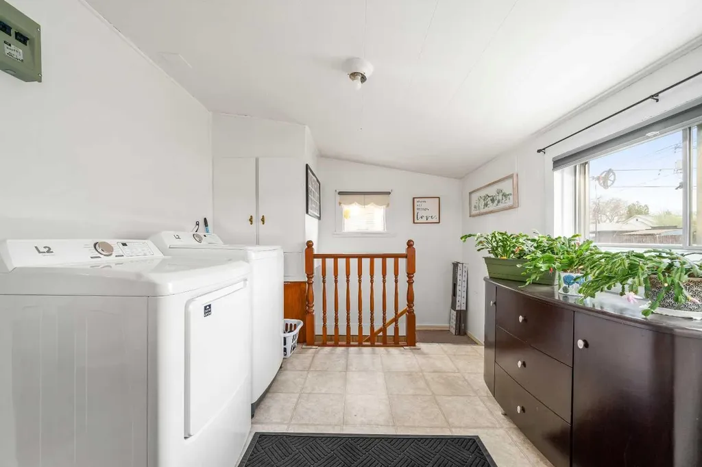 801B 2 Street SE Medicine Hat AB T1A0E7
