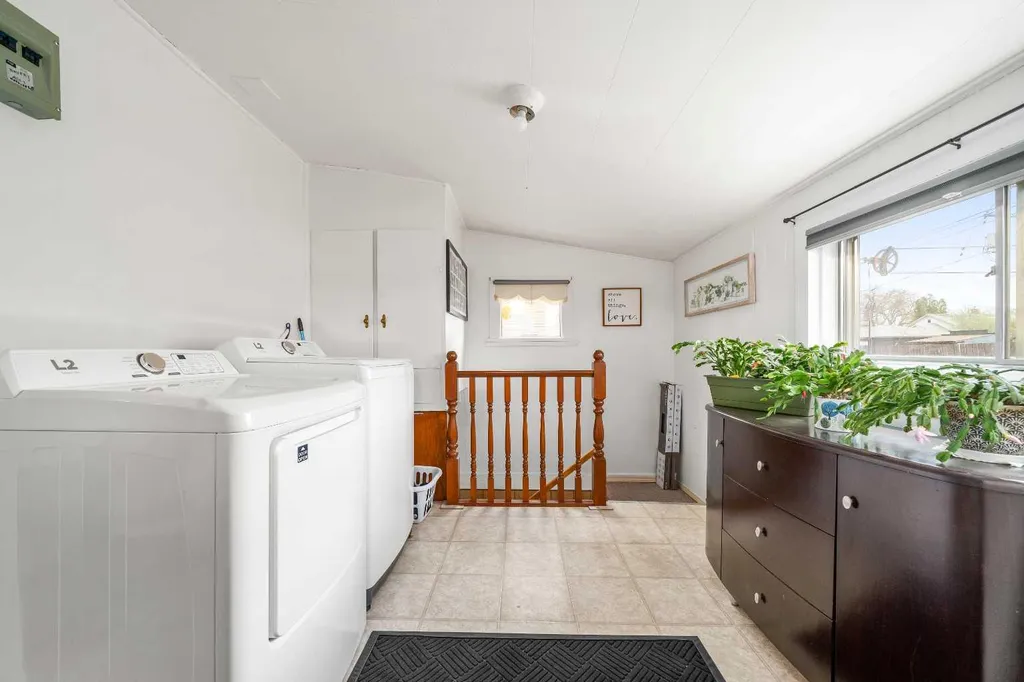 801B 2 Street SE Medicine Hat AB T1A0E7