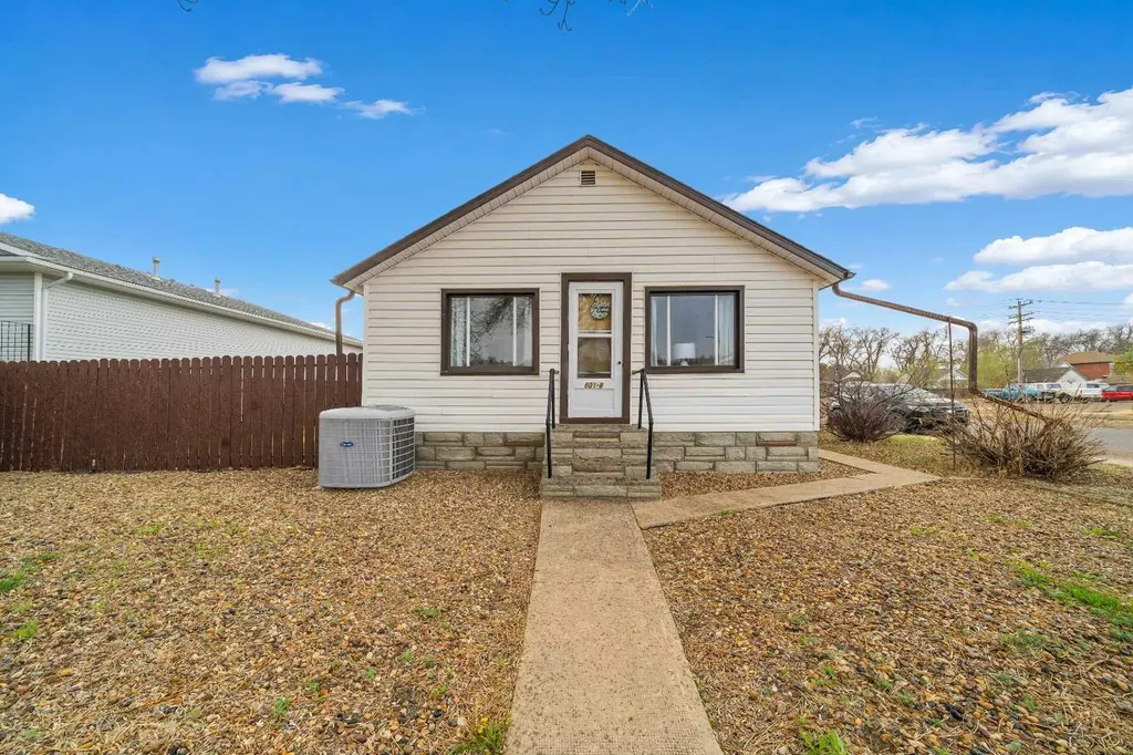 801B 2 Street SE Medicine Hat AB T1A0E7