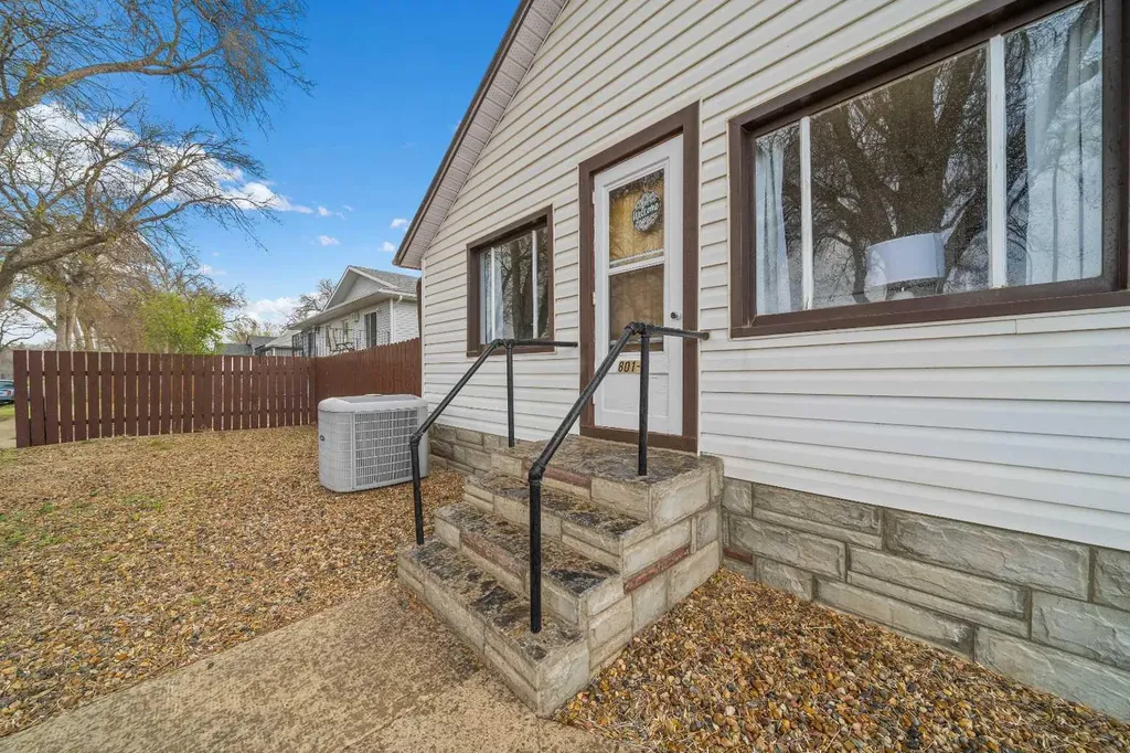 801B 2 Street SE Medicine Hat AB T1A0E7