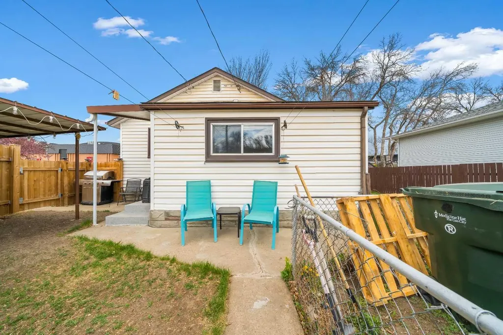 801B 2 Street SE Medicine Hat AB T1A0E7