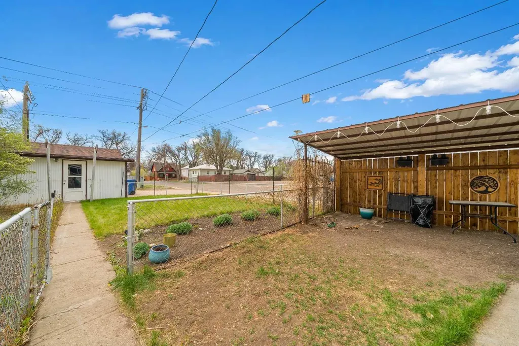 801B 2 Street SE Medicine Hat AB T1A0E7