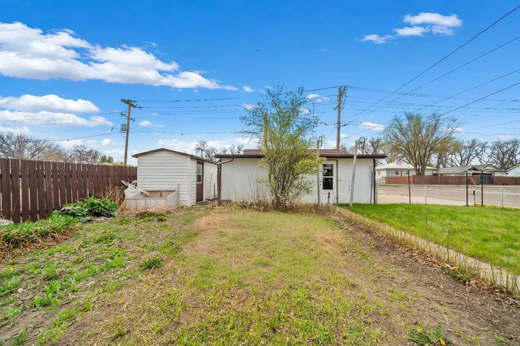 801B 2 Street SE Medicine Hat AB T1A0E7
