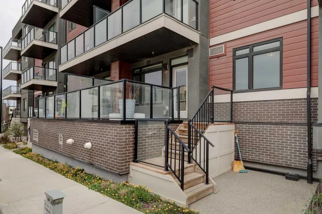214 Sherwood Square NW Calgary AB T3R 1T6