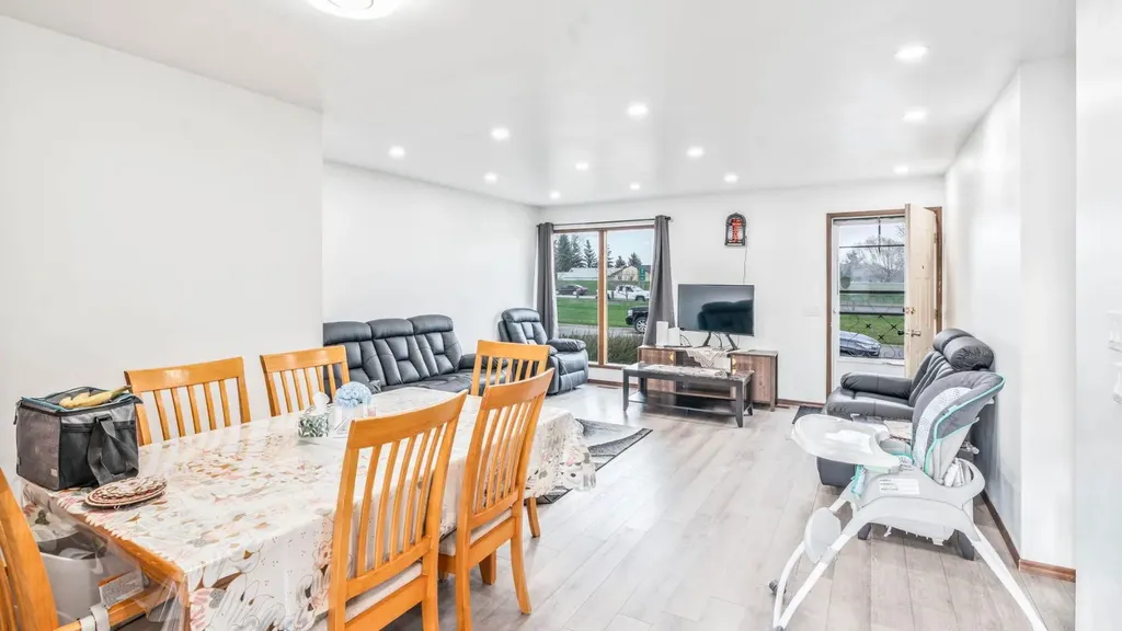 379 Maitland Crescent NE Calgary AB T2A5T6
