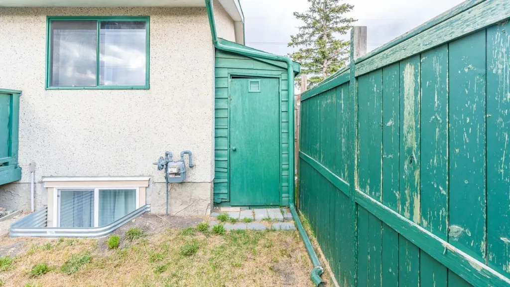 379 Maitland Crescent NE Calgary AB T2A5T6