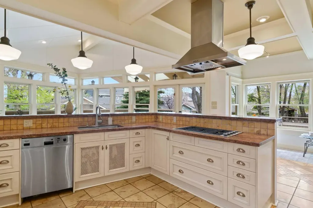 342 Superior Avenue SW Calgary AB T3C 2J2