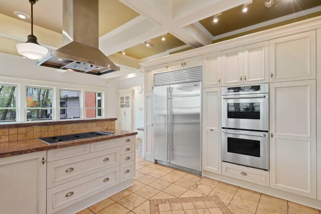342 Superior Avenue SW Calgary AB T3C 2J2