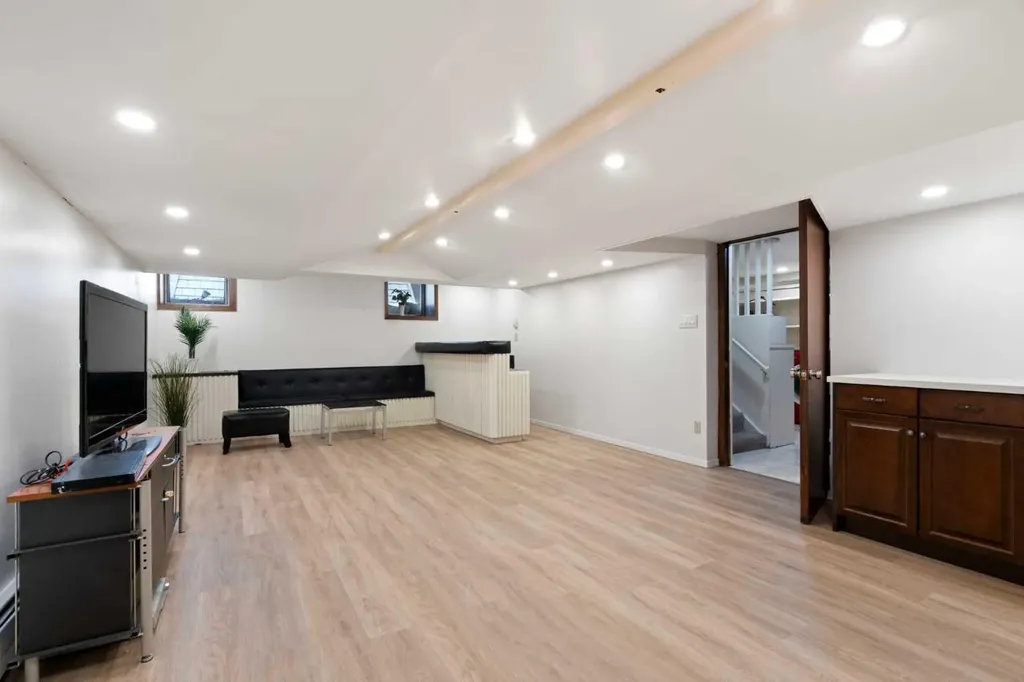 342 Superior Avenue SW Calgary AB T3C 2J2
