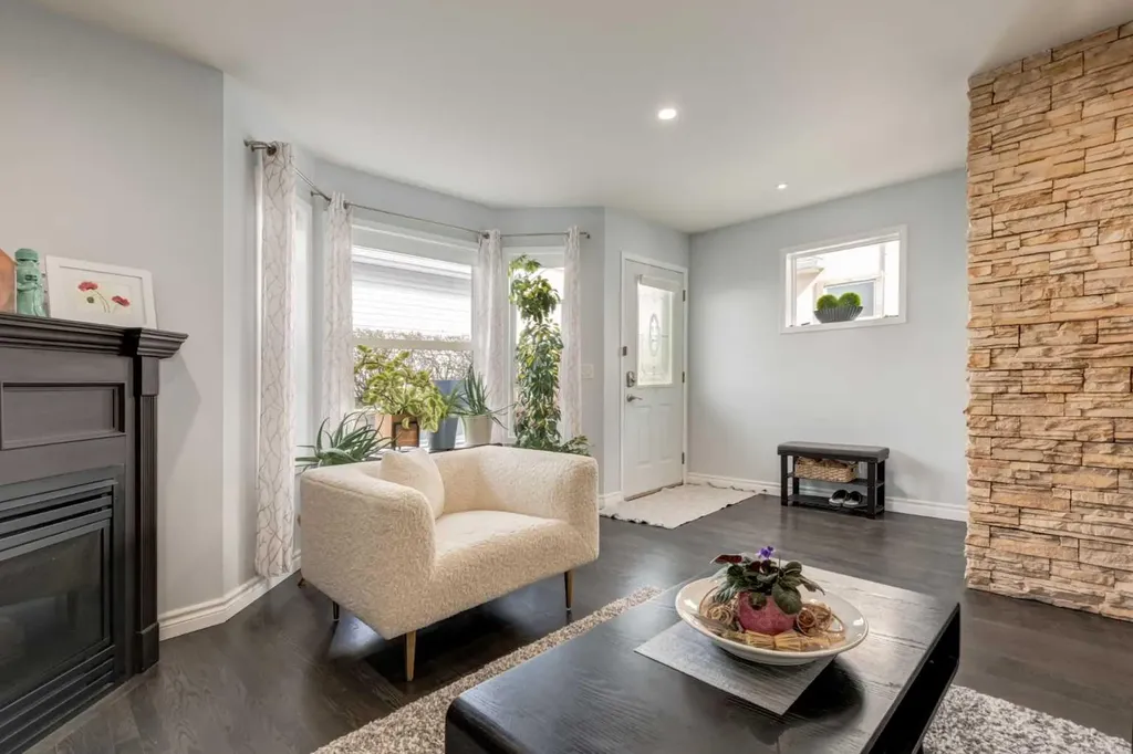 2013 24 Street SW Calgary AB T3E 1T1