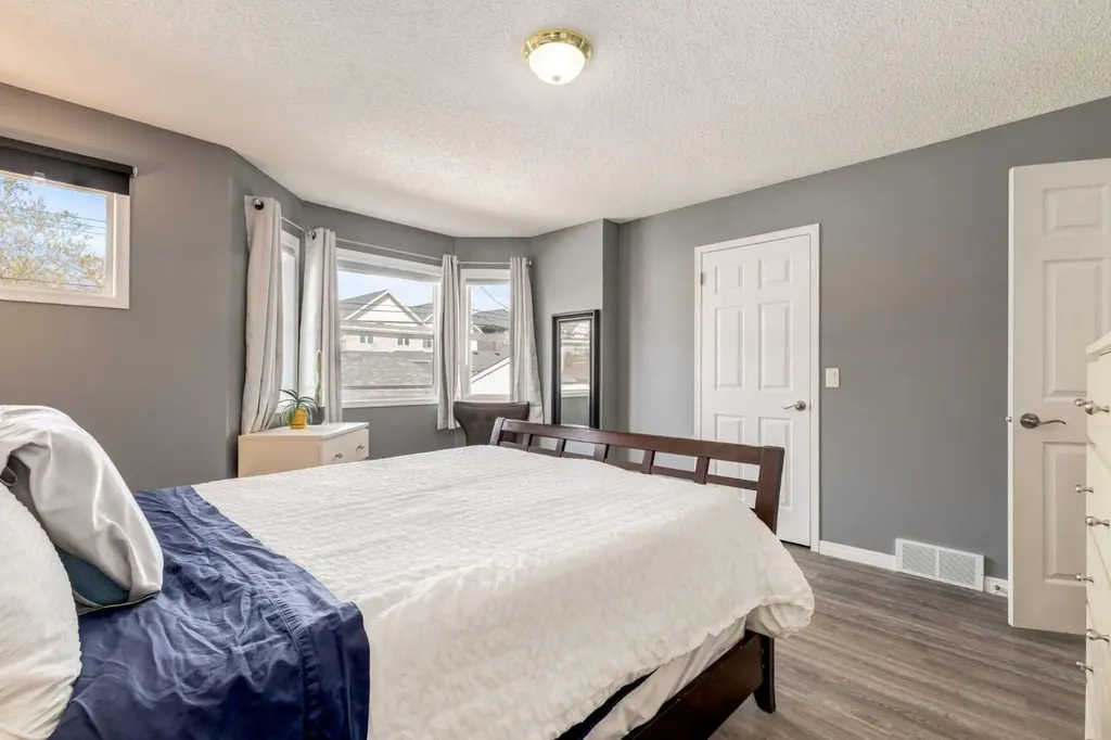 2013 24 Street SW Calgary AB T3E 1T1