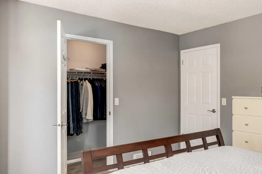 2013 24 Street SW Calgary AB T3E 1T1