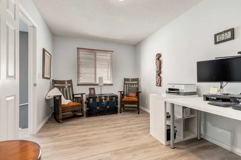 2013 24 Street SW Calgary AB T3E 1T1