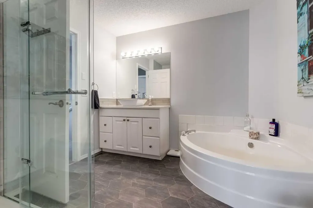 2013 24 Street SW Calgary AB T3E 1T1