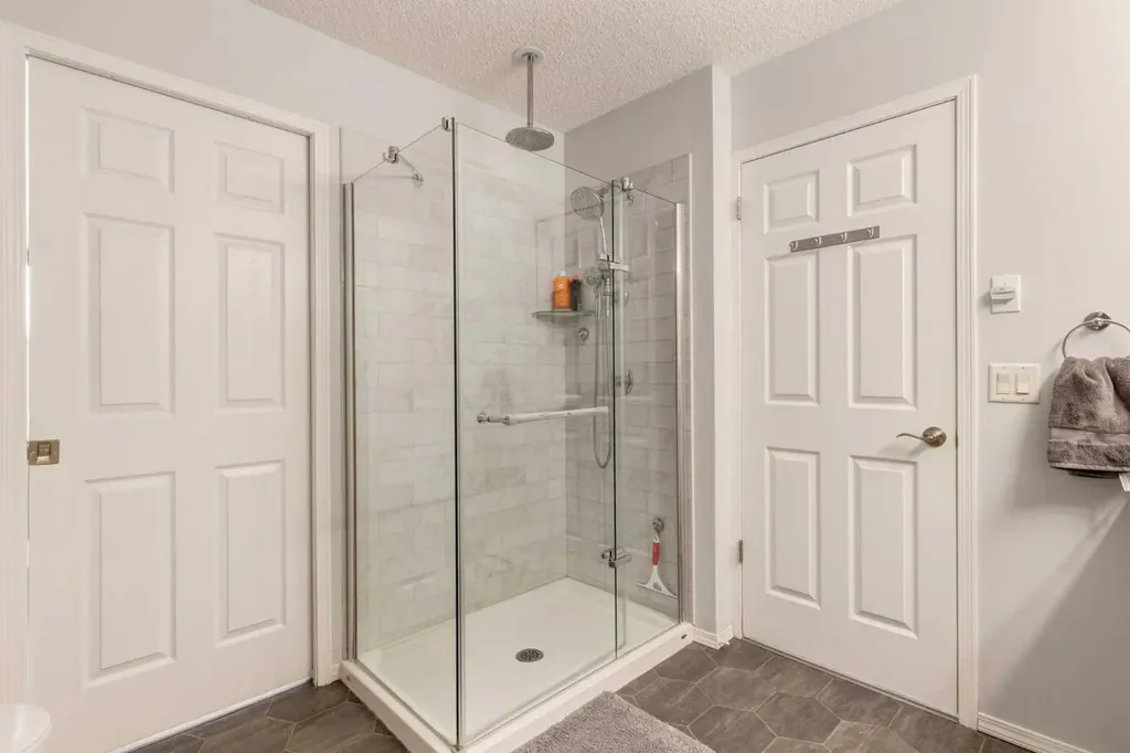 2013 24 Street SW Calgary AB T3E 1T1