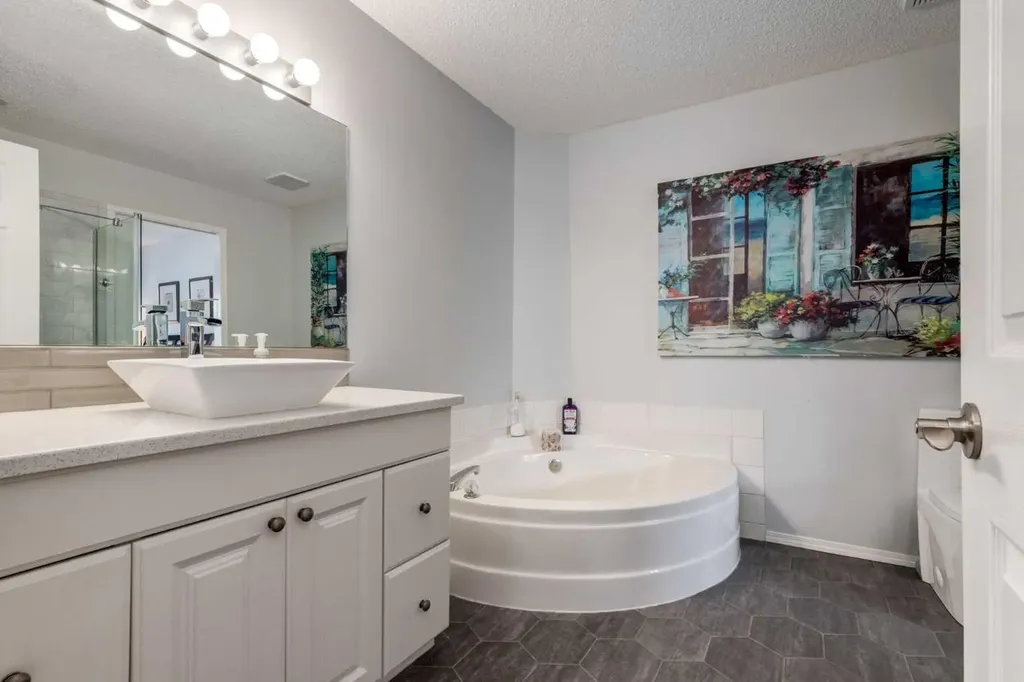 2013 24 Street SW Calgary AB T3E 1T1