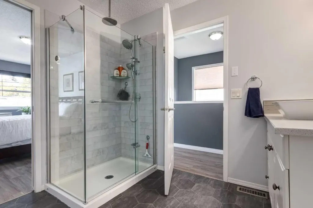 2013 24 Street SW Calgary AB T3E 1T1