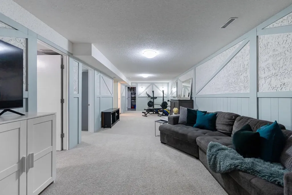 6316 38 Avenue Close Camrose AB T4V 2Z7