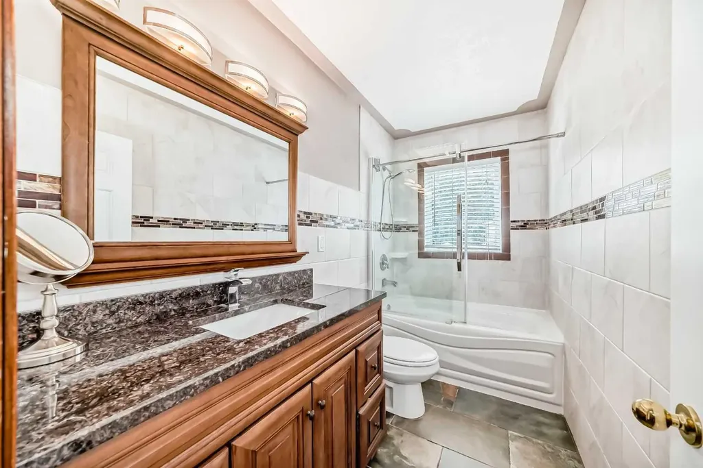 4039 5 Avenue SW Calgary AB T3C0C2
