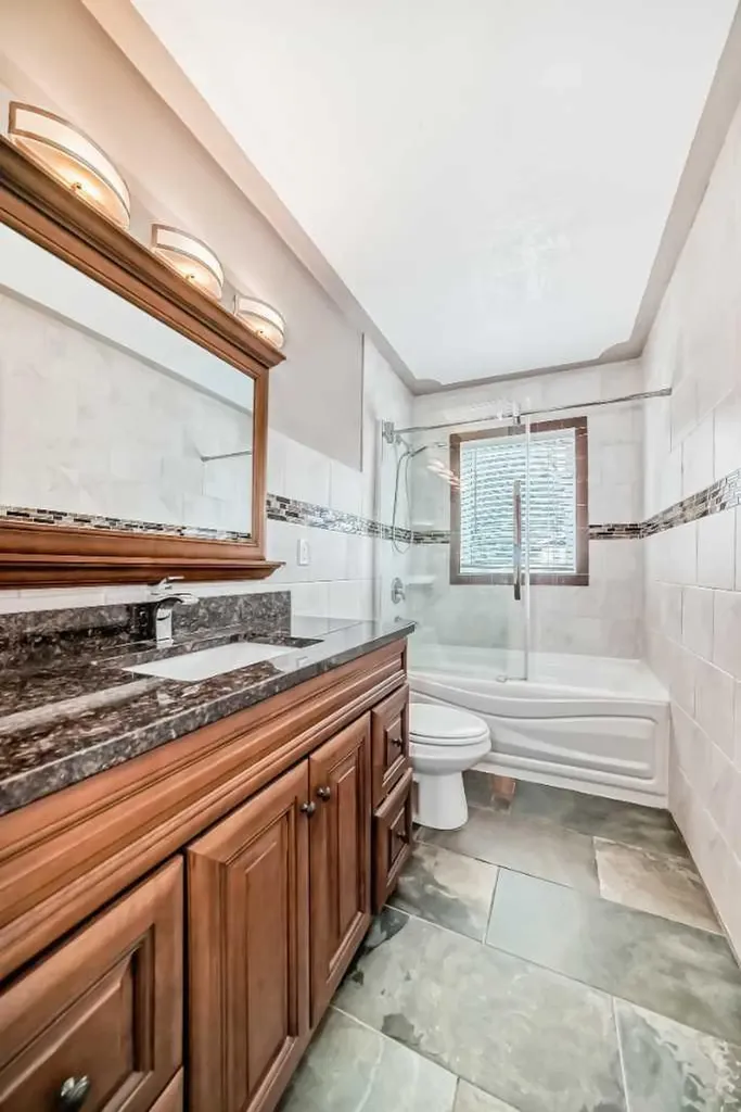 4039 5 Avenue SW Calgary AB T3C0C2