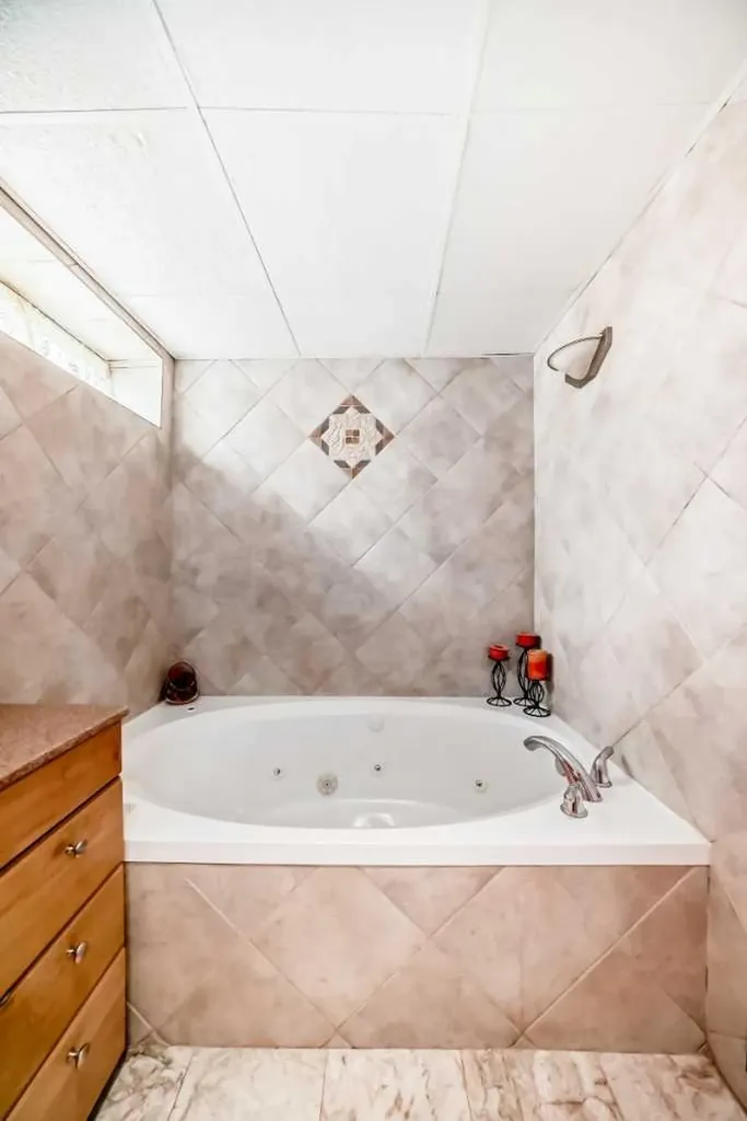 4039 5 Avenue SW Calgary AB T3C0C2