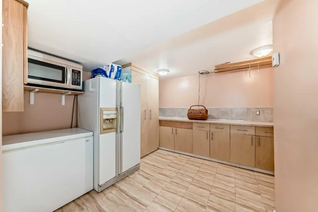 4039 5 Avenue SW Calgary AB T3C0C2