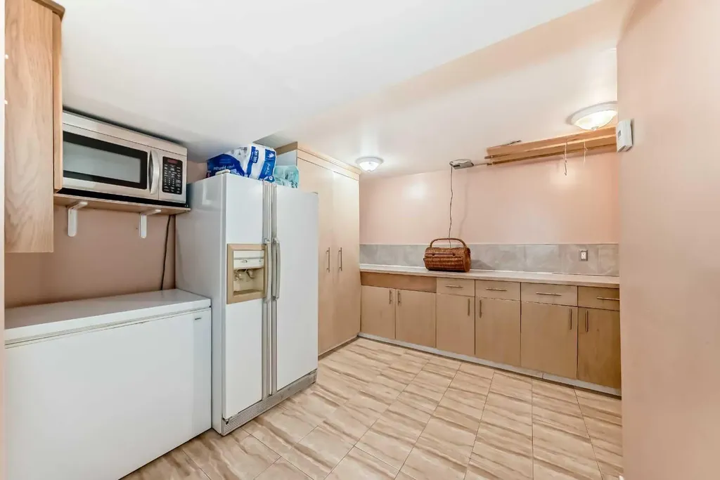 4039 5 Avenue SW Calgary AB T3C0C2