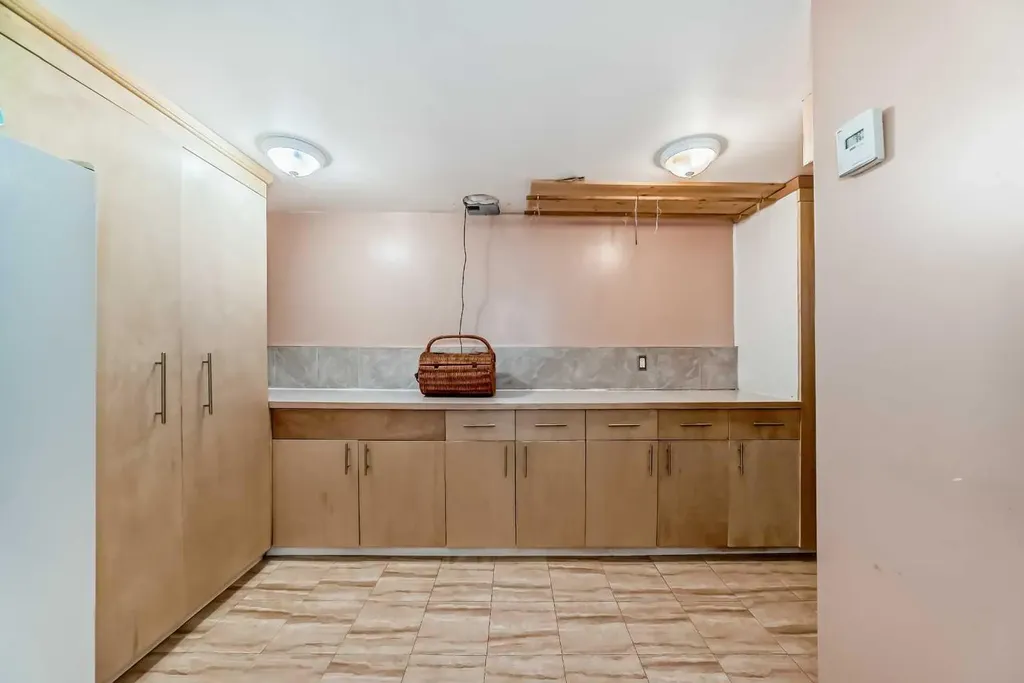 4039 5 Avenue SW Calgary AB T3C0C2
