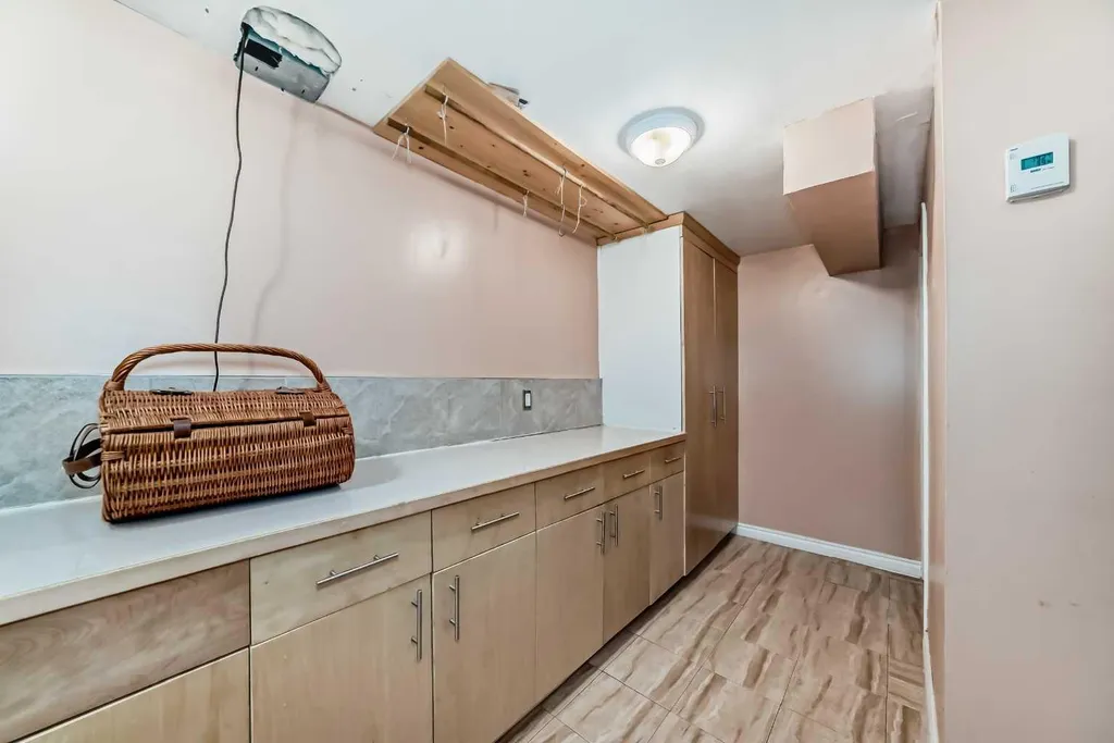 4039 5 Avenue SW Calgary AB T3C0C2