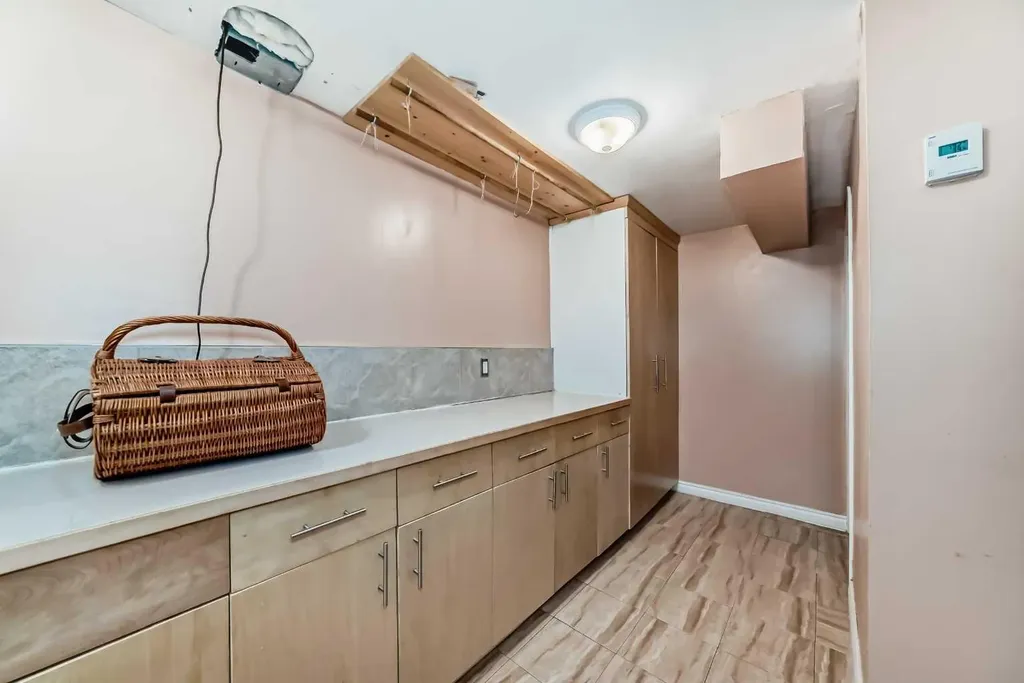 4039 5 Avenue SW Calgary AB T3C0C2