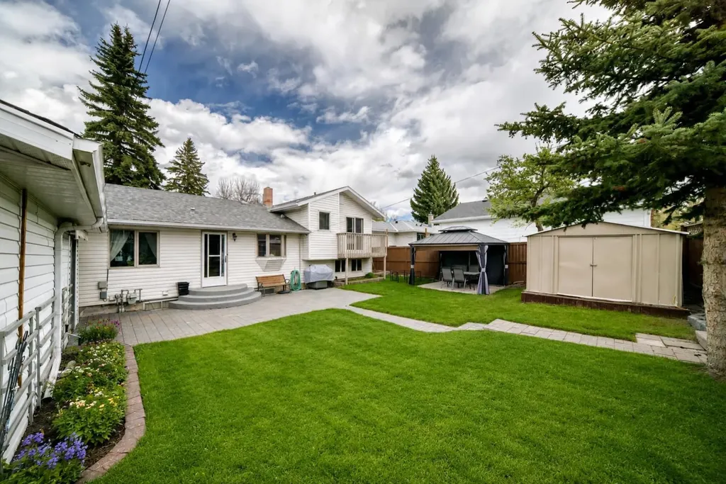 4039 5 Avenue SW Calgary AB T3C0C2