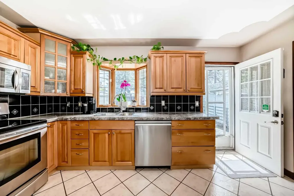 4039 5 Avenue SW Calgary AB T3C0C2