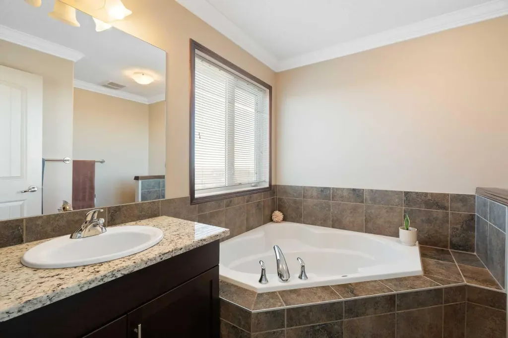 196 Nolanfield Way NW Calgary AB T3R 0M4
