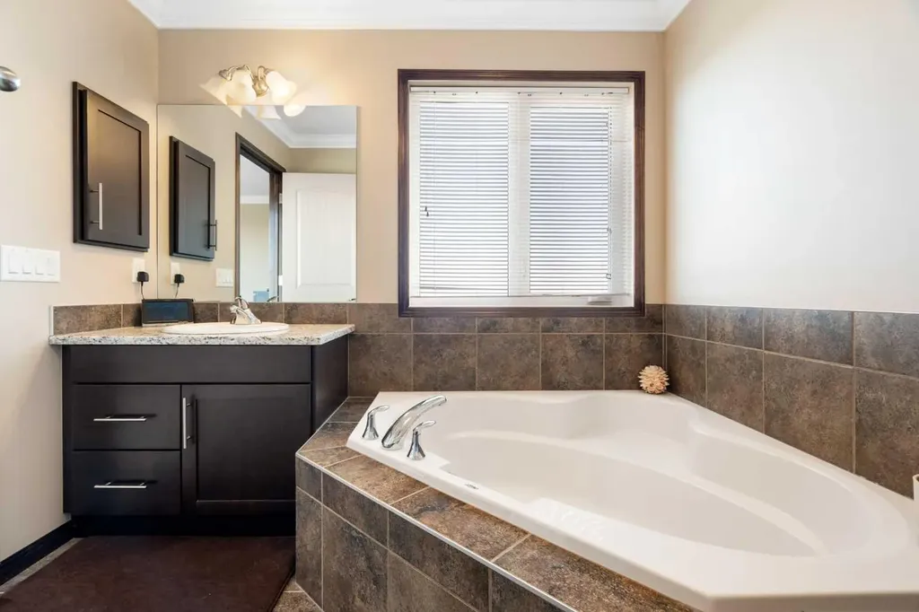196 Nolanfield Way NW Calgary AB T3R 0M4