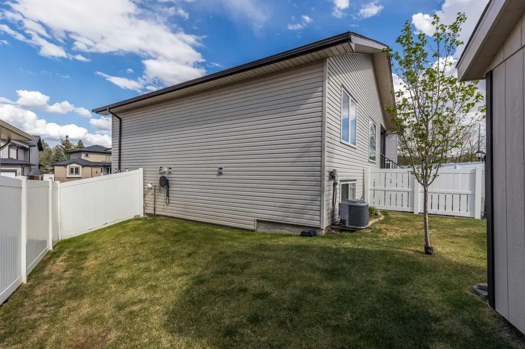 39 Greenwood Court SW Medicine Hat AB T1A7X7