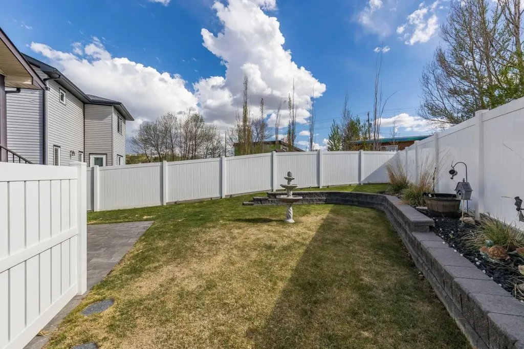 39 Greenwood Court SW Medicine Hat AB T1A7X7