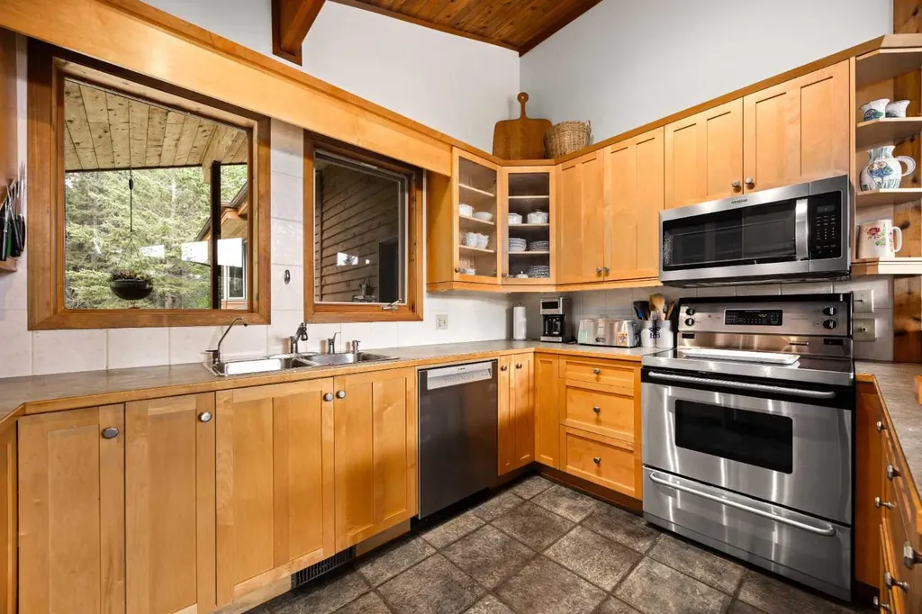 4252 Township Road 322 Rural Mountain View County AB T0M 1X0
