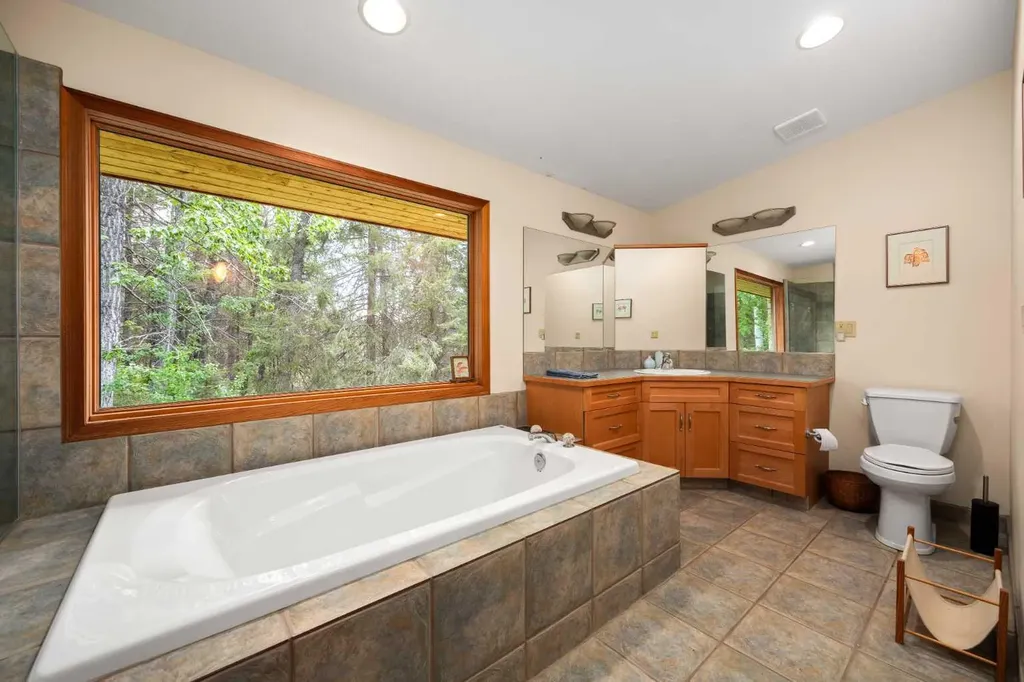 4252 Township Road 322 Rural Mountain View County AB T0M 1X0