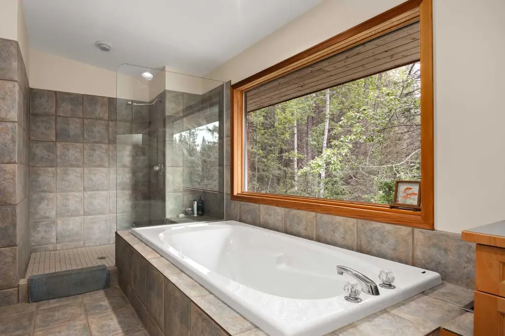 4252 Township Road 322 Rural Mountain View County AB T0M 1X0