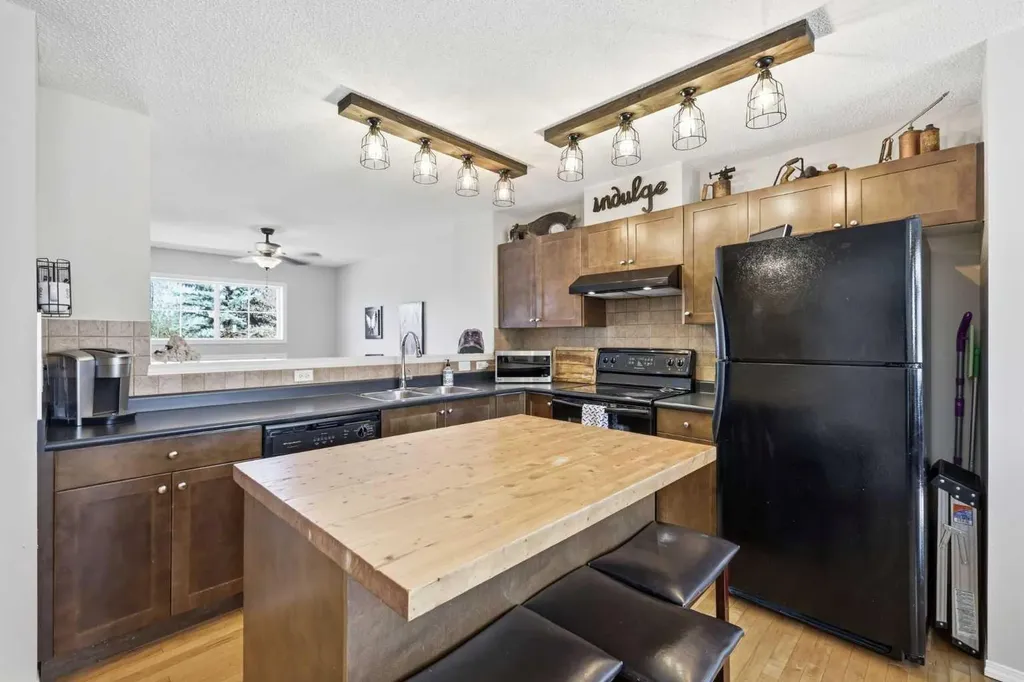 270 Elgin Way SE Calgary AB T2Z 4T4