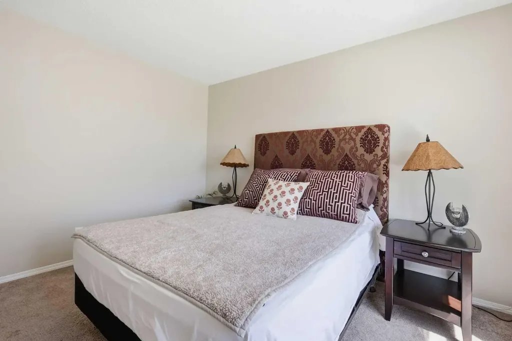 270 Elgin Way SE Calgary AB T2Z 4T4